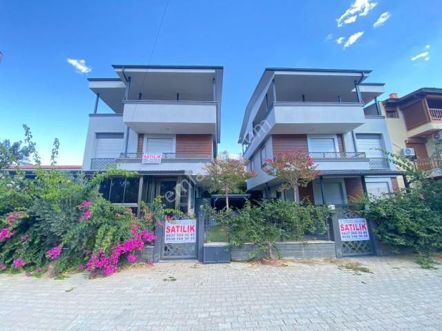 Ürkmez Merkez'de Denize 50m Satılık Geniş Bahçeli 3+1 Villa