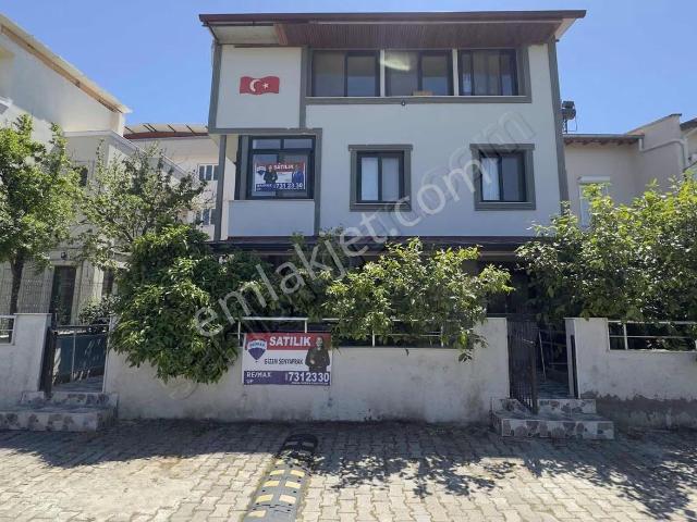 Ürkmez Plajına 300 Metre Müstakil Tribleks Satılık Yazlık