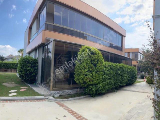 Urla Atatürk Mah. Site İçerisinde Tam Müstakil Prestijli Villa