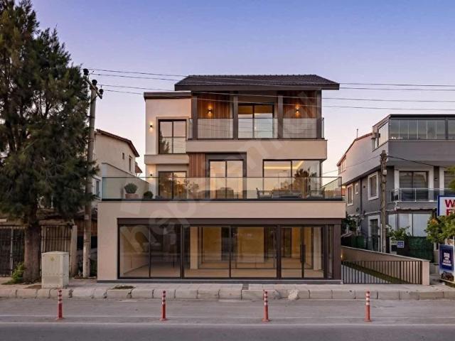 Urla Atatürk Mahallesi Ana Cadde Üzeri Kiralık Dükkan