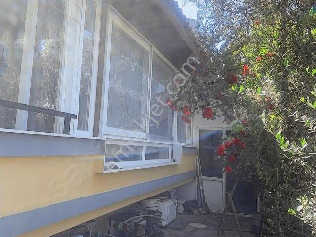 Urla Atatürk Mahallesi Kum Plajı Yakını Satılık Tam Müstakil Villa
