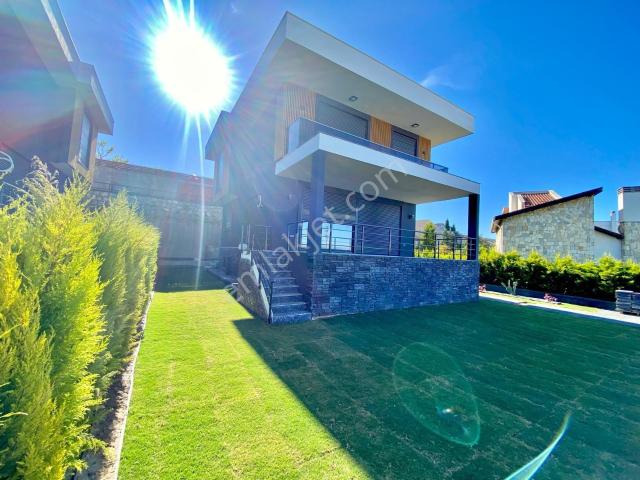 Urla Bademler Havuzlu 5+2 Müstakil Tripleks Villa