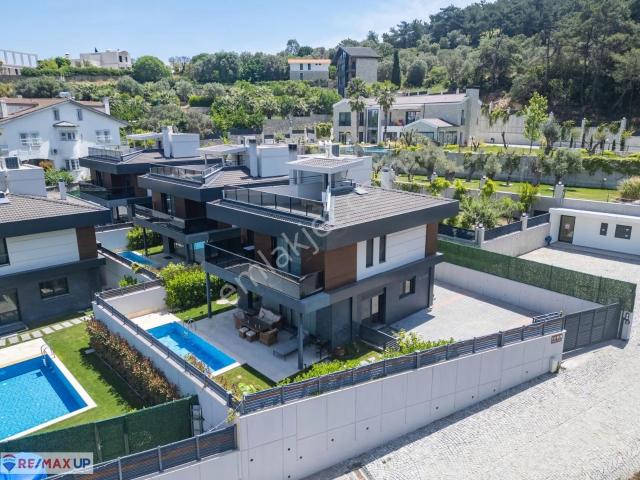 Urla Denizli Mahallesinde 5+1 Müstakil Havuzlu Satılık Villa