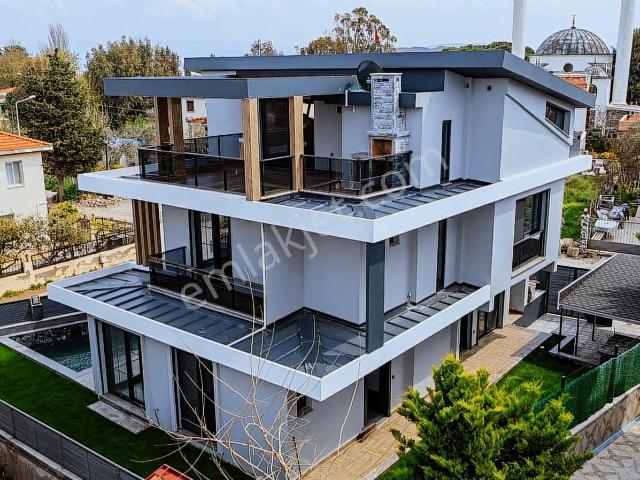 Urla Çeşmealtı 5+2 Ultra Lüks Satılık Tripleks Villa