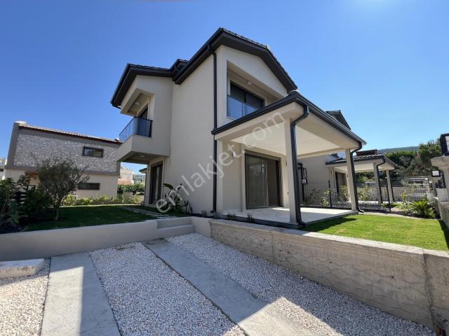 Urla Çeşmealtı Denizli Mahallesinde Denize Yakın Satılık Villa