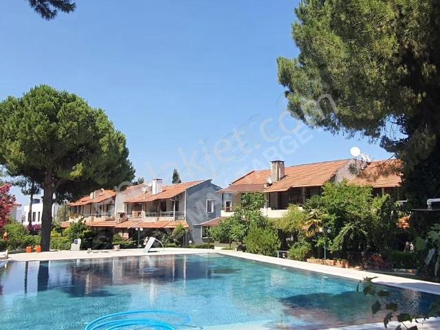 Urla Çeşmealtında Ömer Özkan Tatil Sitesinde 3+1 220 M² Villa