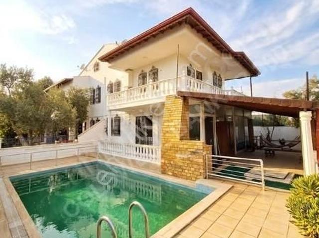Urla Çeşmealtında Prestijli Bir Yaşam: Müstakil Havuzlu Villa