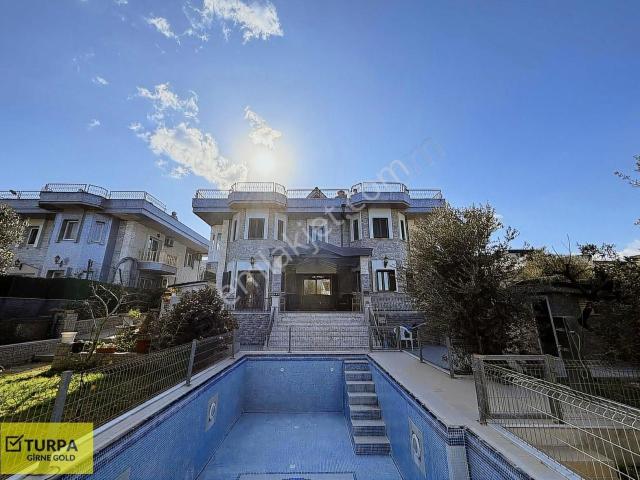 Urla Çeşmealtı'nda 5+2 Satılık Villa