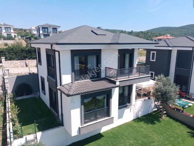 Urla İçmelerde Deniz Manzaralı Lux Yapılı Müstakil Villa