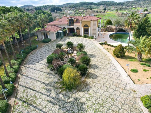Urla İskele Ağaçlı Yolda 14 Dönüm Arsa İçerisinde Satılık Villa