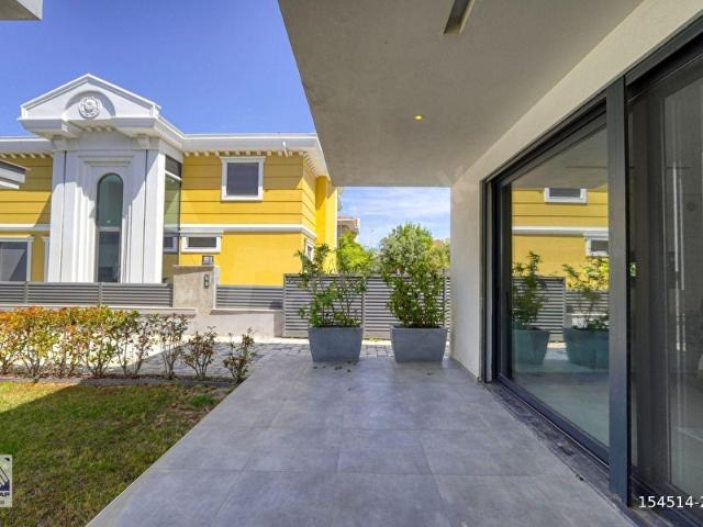Urla İskele'de Denize Sıfır Eşyalı Lüks Villa