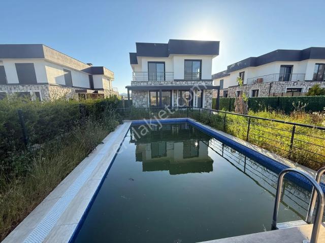 Urla Kuşçular Da Havuzlu,geniş Bahçeli Satılık Villa
