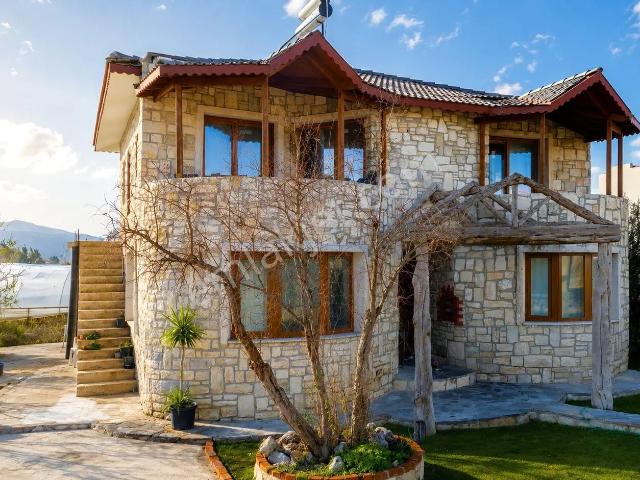 Urla Kuşçular'da 513 M² Arsa İçerisinde Müstakil Orijinal Taş Ev