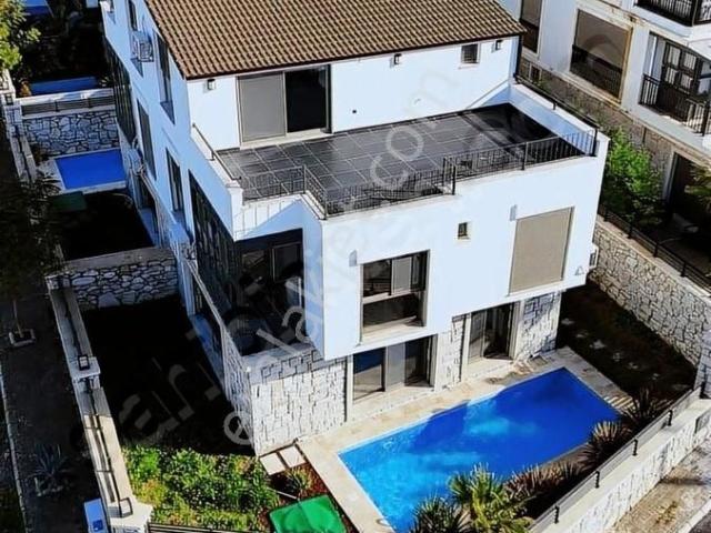 Urla Kalabak'ta Satılık Deniz Manzaralı Mıhteşem Villa