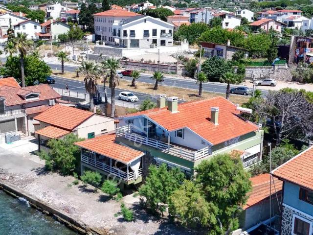 Urla Kalabak Sahilinde Satılık Tarihi Dokulu Denize Sıfır Taş Ev