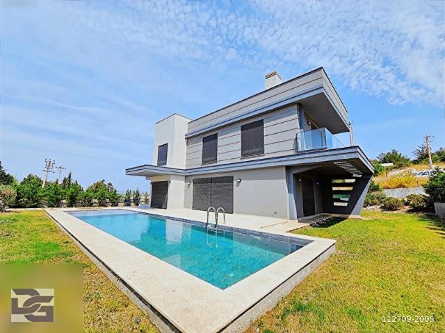 Urla Kekliktepe'de Site İçinde Kiralık 5+2 Lüks Villa