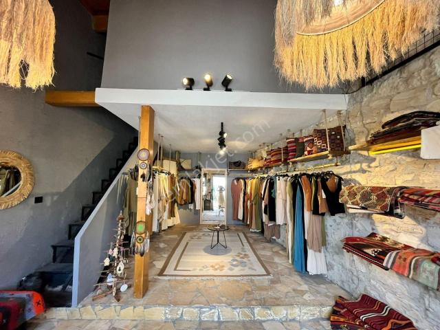 Urla Sanat Sokağı Girişinde Müstakil Taşbina