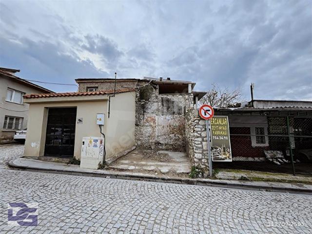 URLA SANAT SOKAĞINA KOMŞU KARGİR DÜKKAN TAPULU SATILIK ARSA