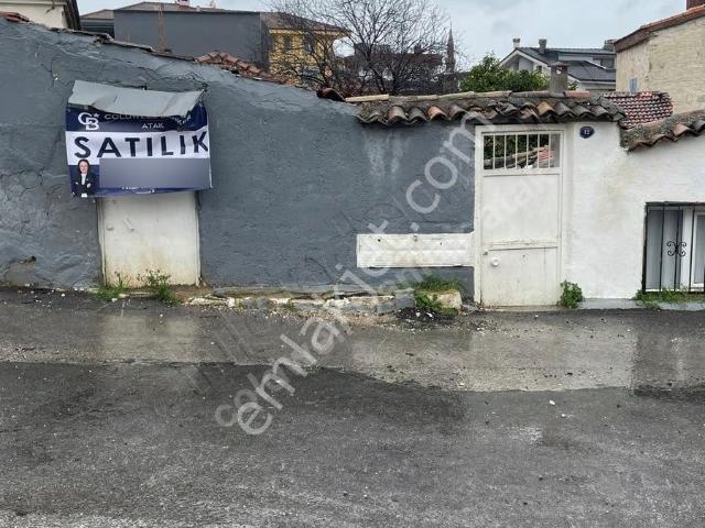 Urla Yeni Mahallede Sanat Sokağına Çok Yakın Satılık Avlulu Ev