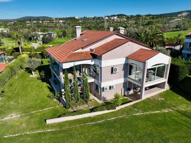 Urla Yenikent Mahallesi Site İçerisinde Deniz Manzaralı Malikane