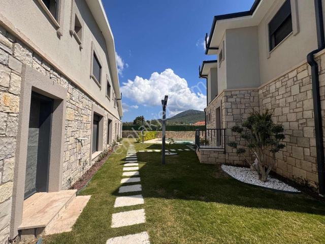 Urla Zeytinler'de Butik Site İçerisinde Satılık 3+1 Villa