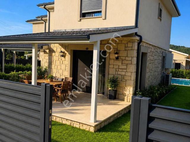 Urla Zeytinler'de Havuzlu Site İçerisinde Kiralık Lüks 2+1