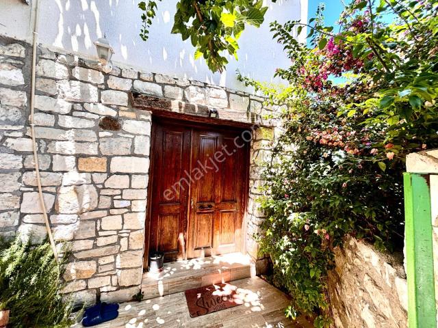 Urla'da Sanat Sokağına Komşu Yenilenmiş Taş Ev