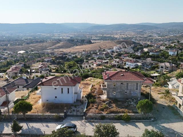 Urla'ya Yakın Konumda 1000 M2 İçaerisinde Na Tamam Villa