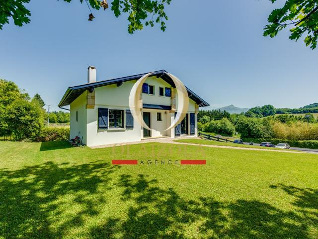 Urrugne Maison basque lumineuse avec grand terrain piscina. 118m² Urrugne