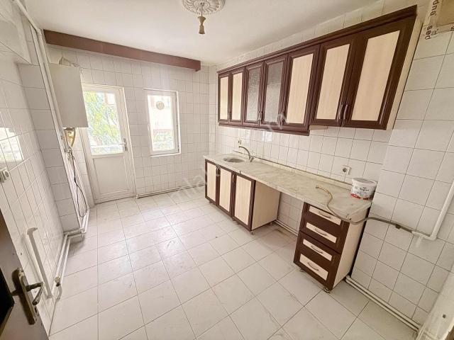 Uyanış Kapalı Pazar Karşısı 3+1 Y.giriş Balkonlu Kiralık Daire