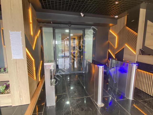 Uysal Glorıa'da Havuz Cephe Kiralık Sıfır Eşyalı 1+1 Daire