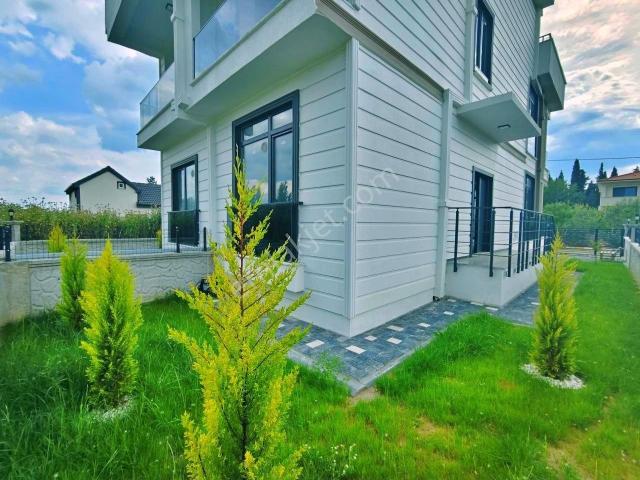 Uytundan Zeytinli'de Doğa Manzaralı Otoparklı 3+1 Lüks Villa