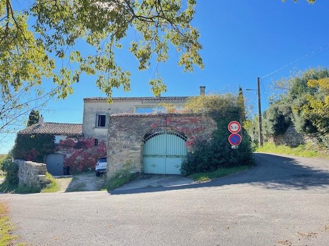 UZES Maison en pierres à rénover beau potentiel