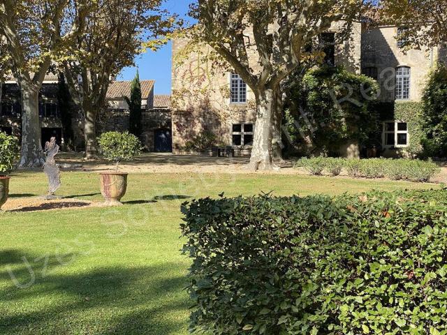 Uzes Nîmes, château ISMH restauré avec dépendances