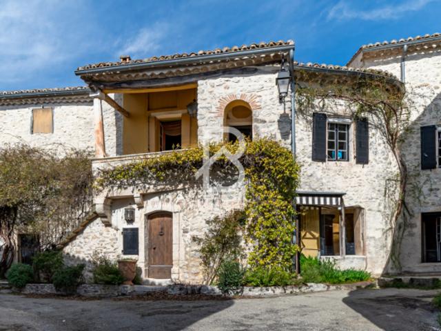 UZES NORD MAISON DE VILLAGE en pierres de 215 m2 10 pièc