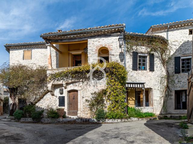 UZES NORD MAISON DE VILLAGE en pierres de 215 m2 10 pièces 4 chambres