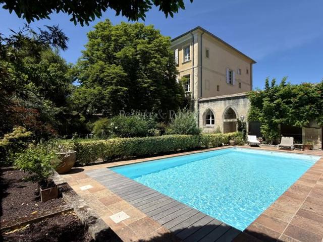 UZÈS À PIED HÔTEL PARTICULIER JARDIN PISCINE