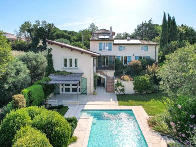 Uzès: Bastide contemporaine de 233 m² à 1.2 km du centre historique