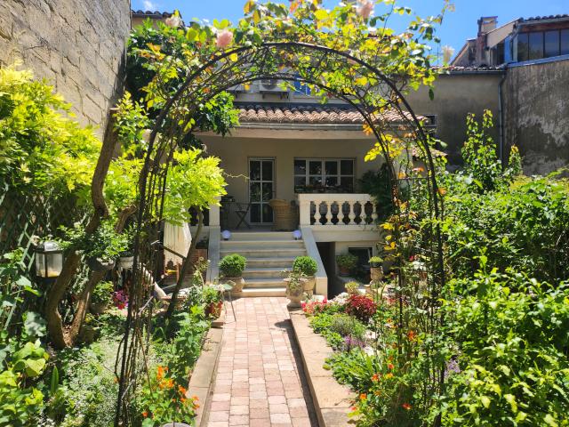 UZES Centre, Elégante maison de caractère d'exception, vendue meublée, jardin, terrasse et garage