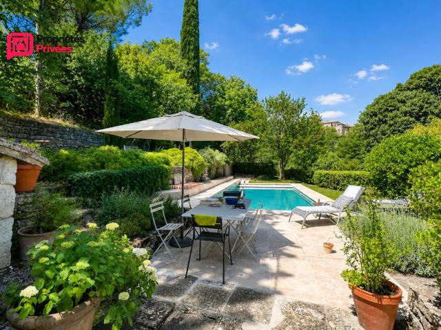 UZÈS EXTRÊMEMENT RARE Jardin arboré et clôturé de 961 m² avec piscine et Mazet habitable. Un véritable havre de paix au coeur d'Uzès