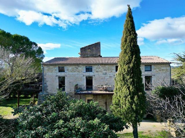 Uzès Élégant mas en pierre rénové avec piscine et dépendan. 300m² Uzès