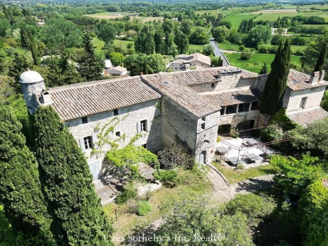 Uzès, en position dominante, propriété ISMH restaurée