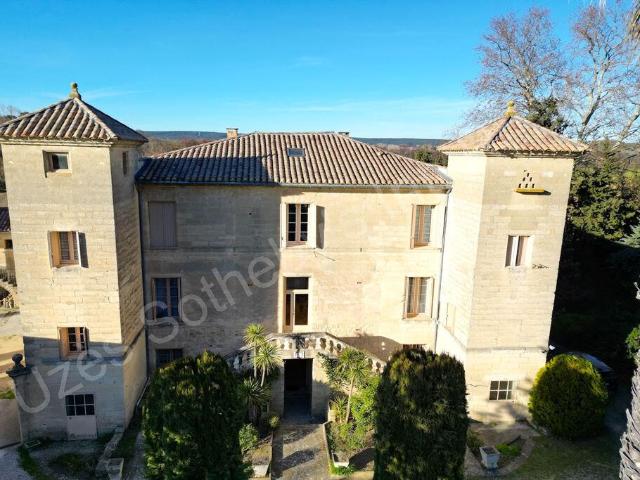 Uzès, ensemble immobilier avec son château et ses dépendances avec rendement locatif