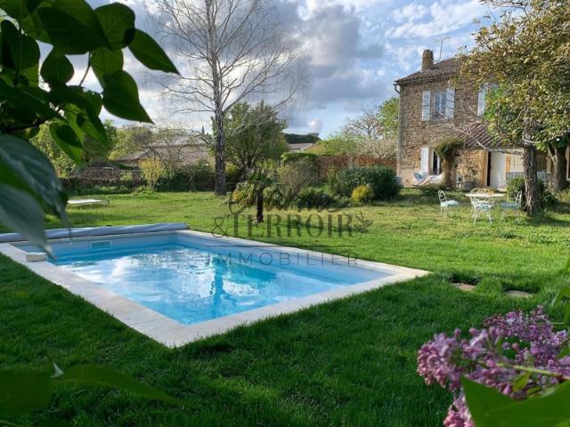 Uzès: immobilier de prestige: beau mas en pierre avec jard