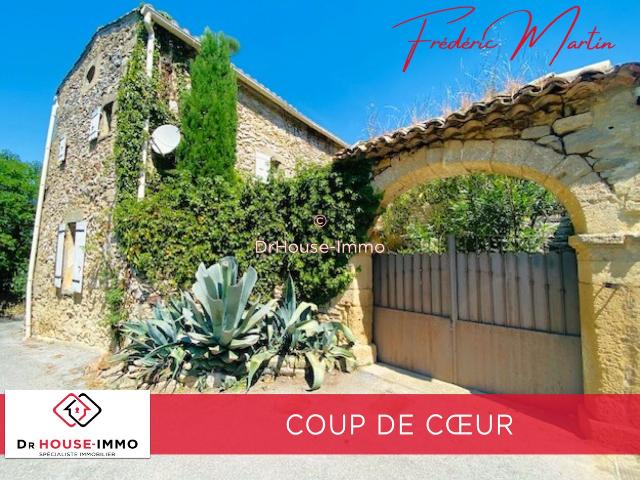 Uzès proche, beau et grand mas de village au calme avec vue panoramique, piscine, jardin, dépendances et garage.