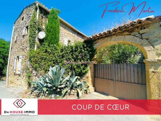 Uzès proche, beau et grand mas de village au calme avec vue panoramique, piscine, jardin, dépendances et garage.