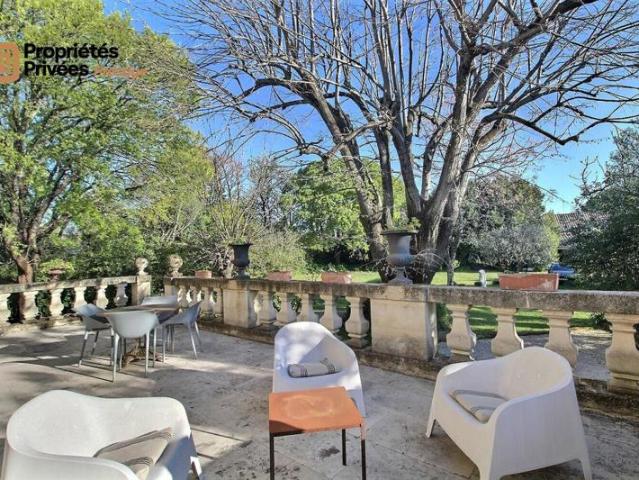 UZES Propriété d'exception en pierre au coeur d'Uzès, dans un écrin de verdure de 1800 m², offrant 423 m² habitables avec 6 chambres