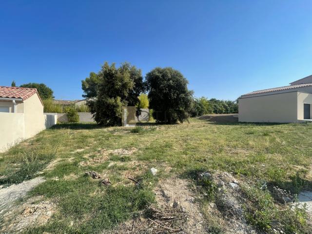 UZES TERRAIN 840M2 VIABILISÉ