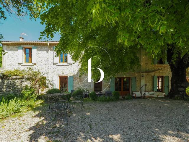 Uzès, village avec commerces