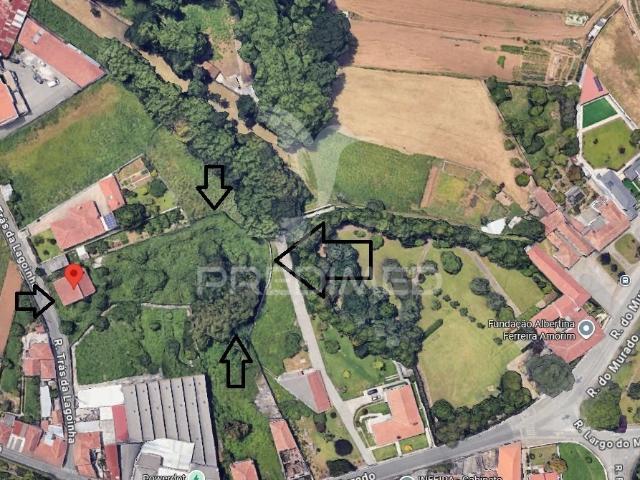 V3 em fase de Renovação com Terreno Amplo e Poço em Santa Maria de Lamas